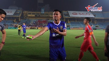 Trọng tài 'bẻ còi', cầu thủ Bình Dương phản ứng dữ dội tại sân Hàng Đẫy