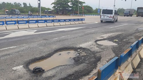 Ổ gà, ổ voi tái xuất trên cao tốc 34.000 tỷ Đà Nẵng - Quảng Ngãi