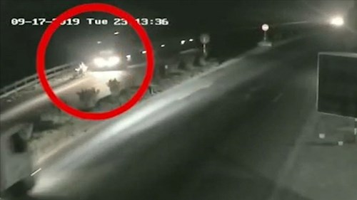 Camera 'bóc' nguyên nhân xe máy bị xe đầu kéo tông nguy kịch