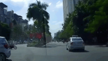 Xe máy vào cua như phim hành động và cái kết may mắn