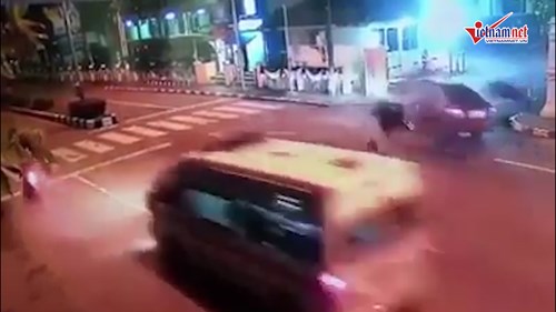 Xe máy phóng tốc độ kinh hoàng, đâm thẳng vào ô tô