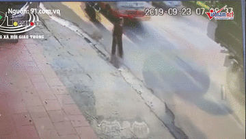 Xe khách vượt ẩu gây tai nạn, hành động sau đó khiến dân mạng bức xúc