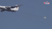 Khoảnh khắc xe bọc thép Nga rơi tự do từ máy bay vận tải xuống đất