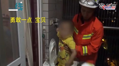 Chui vào máy giặt để làm phi hành gia, bé trai 3 tuổi bị mắc kẹt
