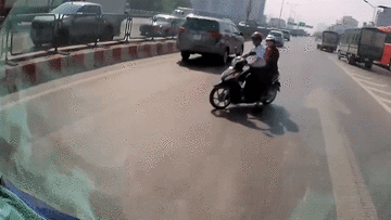 Xe máy ngược chiều cực nguy hiểm trên vành đai 3 trên cao