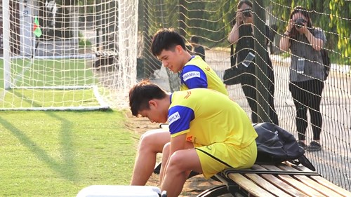 Đình Trọng phục hồi 'thần kì', được các trợ lý HLV hồ hởi chào đón