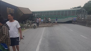 Xe tải vượt đường sắt, tàu hỏa chở hàng đứt khúc la liệt ở Nghệ An