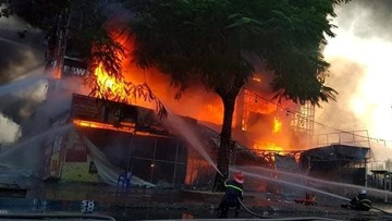 Cháy dữ dội trung tâm điện máy ở Hải Phòng, toàn bộ hàng bị thiêu rụi