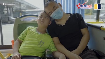 Cảm động bé trai 11 tuổi tăng 18kg để hiến tủy cứu bố bị ung thư