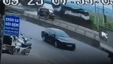 Khoảnh khắc tàu hỏa đâm xe tải 'nổ như bom' khiến đường sắt Nghệ An tê liệt