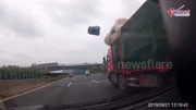 Tấm bạt bay bất ngờ từ xe tải, khiến tài xế xe con 'méo mặt'