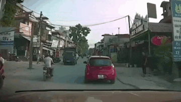 Thanh niên đi xe máy ngược chiều lao vào xe tải, ngã ngay trước đầu ô tô
