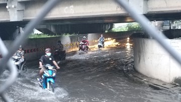 Hầm chui ngập nửa mét, nước lênh láng cản lối về của người Sài Gòn