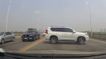 Bất chấp nguy hiểm, 'xế xịn' ngang nhiên quay đầu xe trên cầu Vĩnh Tuy