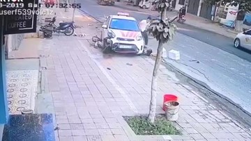 Taxi 'điên' lao thẳng vào 2 phụ nữ đang dắt xe đạp trên đường