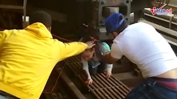Bé gái thoát chết kỳ diệu khi bị cha bế nhảy vào đoàn tàu đang lao tới