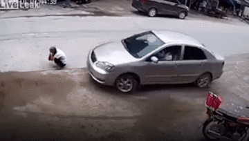 Bất ngờ ngồi xổm trước mũi ô tô, cụ ông bị tai nạn nghiêm trọng