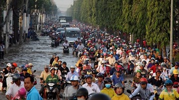 Cần Thơ ngập nhiều nơi, người dân ngao ngán bơi trong biển nước