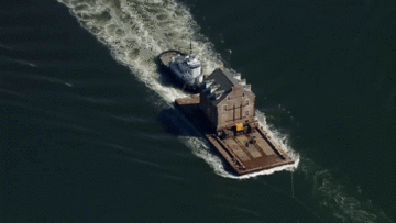 Xem nhà cổ gần 400 tấn được di chuyển trên sông