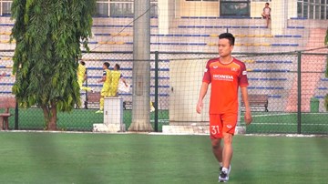 Võ Huy Toàn lặng lẽ đi bộ, nhìn đồng đội tập luyện vì rách cơ đùi