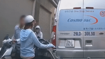 Thanh niên đi SH nhổ thẳng nước bọt vào mặt cô gái vì đi lấn đường