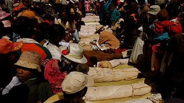 Lễ hội đào mộ ở Madagascar: Vui hơn, đông hơn, to hơn cả đám cưới