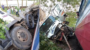 Phú Thọ: Xe tải bị tàu tông văng, 3 người thoát chết