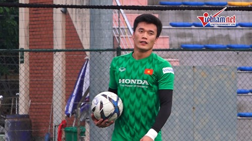 Bùi Tiến Dũng 'tập bóng chuyền' ngày đầu hội quân chuẩn bị SEA Games