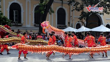 Hàng nghìn người đội nắng xem 'rồng bay' trên phố đi bộ Hà Nội