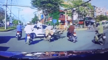 Thanh niên chạy tốc độ cao đâm trực diện ô tô, người bị hất văng lên cao