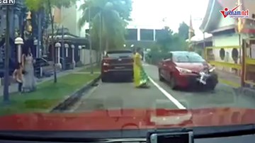 Bé trai may mắn thoát chết khi bị ô tô đâm qua người