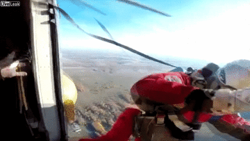 Dù không bung, nhân viên cứu hộ rơi tự do từ trực thăng xuống đất