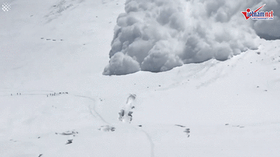 Khoảnh khắc tuyết lở nhấn chìm cả đoàn leo núi