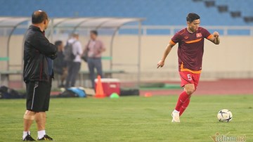 HLV Park dán mắt 'soi giò' Văn Hậu, Công Phượng trước trận gặp Malaysia