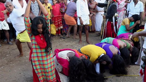 Phụ nữ Ấn Độ xếp hàng, quỳ đợi đến lượt được nhận đòn roi tẩy uế