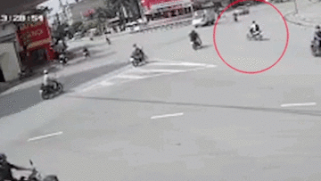 Nam sinh vượt đèn đỏ va chạm xe máy, tông thẳng vào xe tải giữa ngã tư
