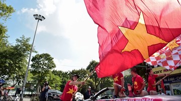 CĐV cờ hoa diễu hành cổ vũ Việt Nam đấu Malaysia
