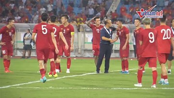 HLV Park ôm từng học trò ăn mừng chiến thắng trước tuyển Malaysia