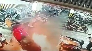 Xe máy bất ngờ bốc cháy dữ dội dưới hầm chung cư