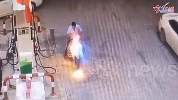 Vừa đổ xăng xong, xe máy bỗng nhiên bốc cháy