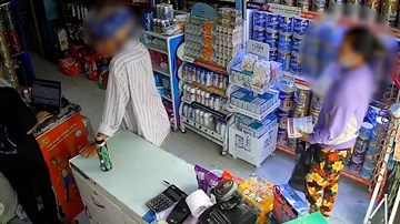 Cặp đôi 'khoắng' đồ nhanh như chớp, nhân viên không hề hay biết