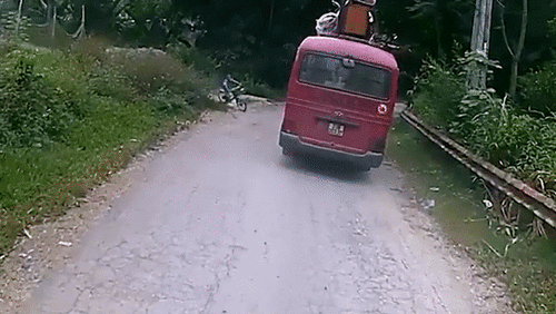 Bé trai lao như tên bắn vào bánh xe khách, thoát chết trong gang tấc