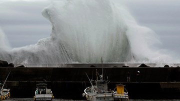 Siêu bão mạnh nhất 60 năm qua tấn công Nhật Bản, gây hàng chục thương vong