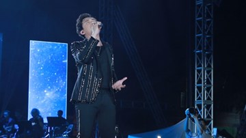 Trấn Thành khoe giọng hát 'khủng' cùng Khắc Việt bất chấp trời mưa