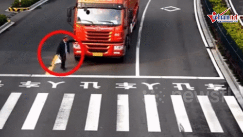 Đi vào điểm mù, cụ ông bị xe container cuốn vào gầm thoát chết thần kỳ
