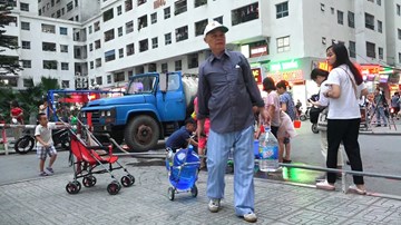 Dân Hà Nội mang xô, chậu xếp hàng lấy nước sạch như thời bao cấp