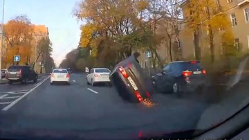 Phóng nhanh, vượt ẩu, sedan lật nghiêng, trượt dài trên đường