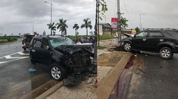 Ô tô 7 chỗ bất ngờ mất lái, lao thẳng cột đèn khiến nhiều người hoảng loạn