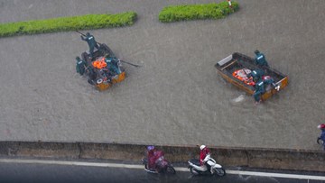 Mưa lớn kỷ lục ở Vinh, giao thông tê liệt, học sinh phải nghỉ học