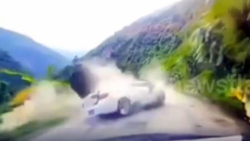 Tảng đá khổng lồ từ trên núi bất ngờ rơi trúng ô tô đang chạy